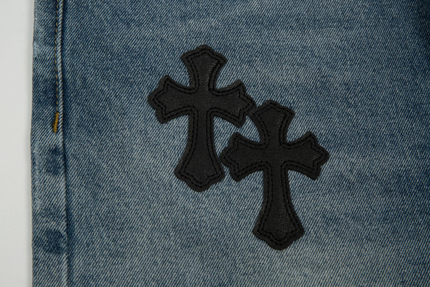 Short en jean délavé à écusson croisé en forme de cœur chromé et bordure noire