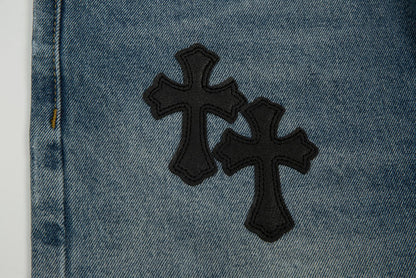 Short en jean délavé à écusson croisé en forme de cœur chromé et bordure noire