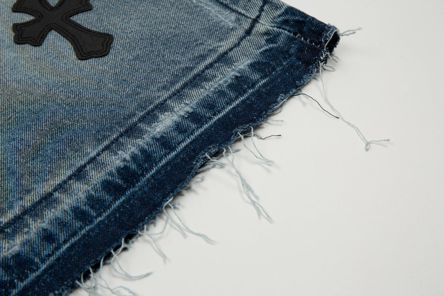 Short en jean délavé à écusson croisé en forme de cœur chromé et bordure noire