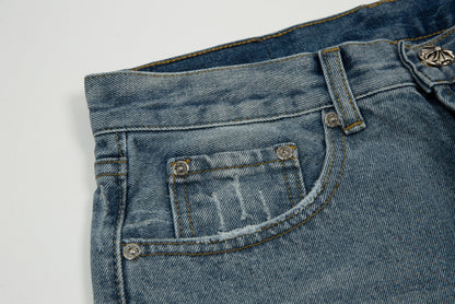 Short en jean délavé à écusson croisé en forme de cœur chromé et bordure noire