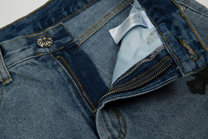 Short en jean délavé à écusson croisé en forme de cœur chromé et bordure noire
