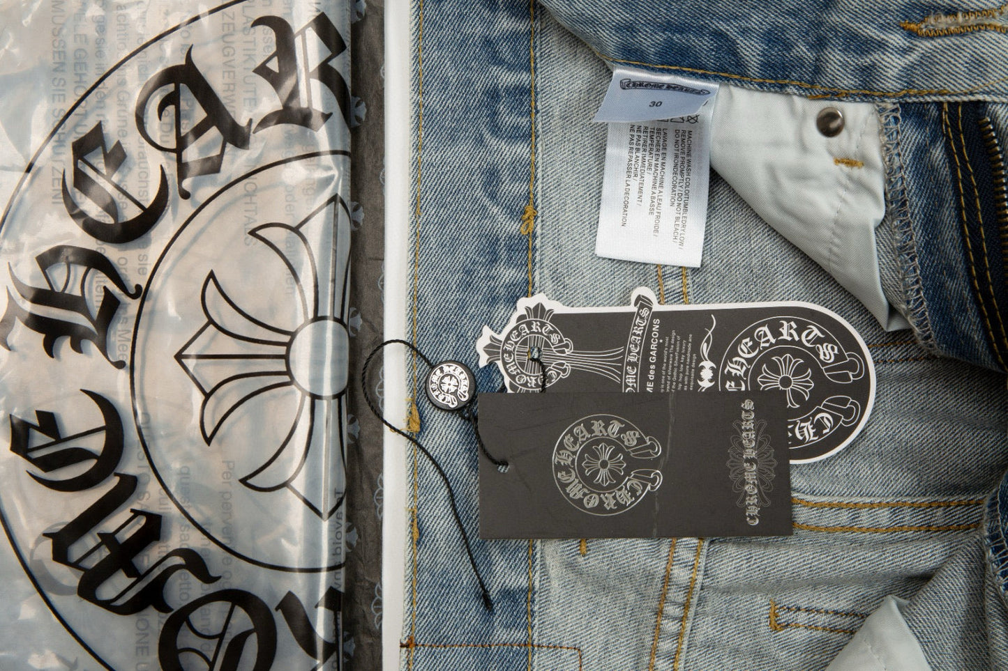 Jean vintage bleu à écusson croisé en forme de cœur chromé