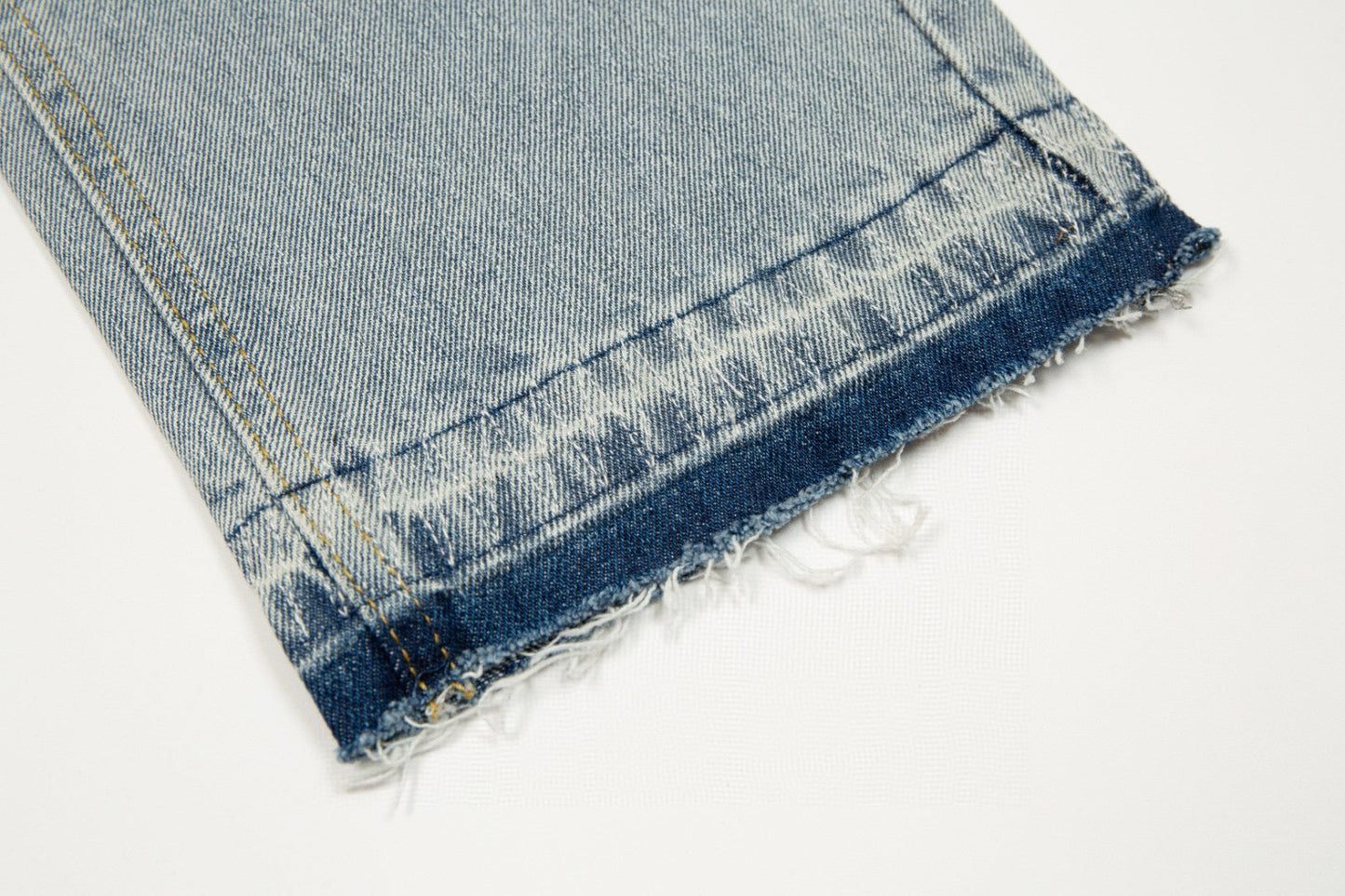 Jean vintage bleu à écusson croisé en forme de cœur chromé