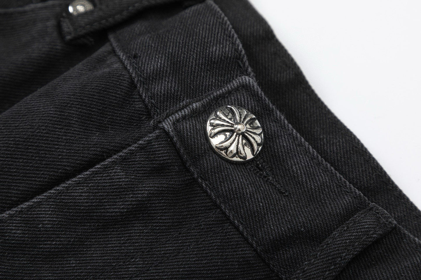 Jean noir à double croix et cœurs chromés