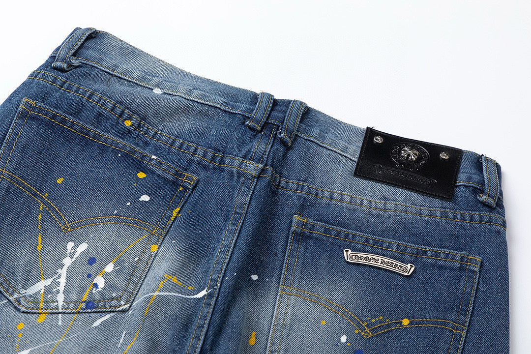 JEANS EN DENIM À CŒURS CHROMÉS ET CROIX VERTES