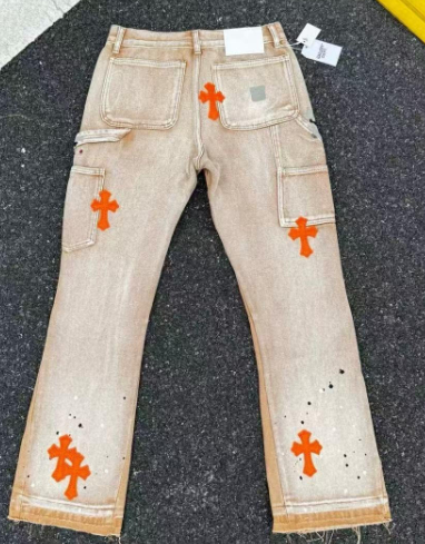 Jean beige à motifs de cœurs chromés orange et marron