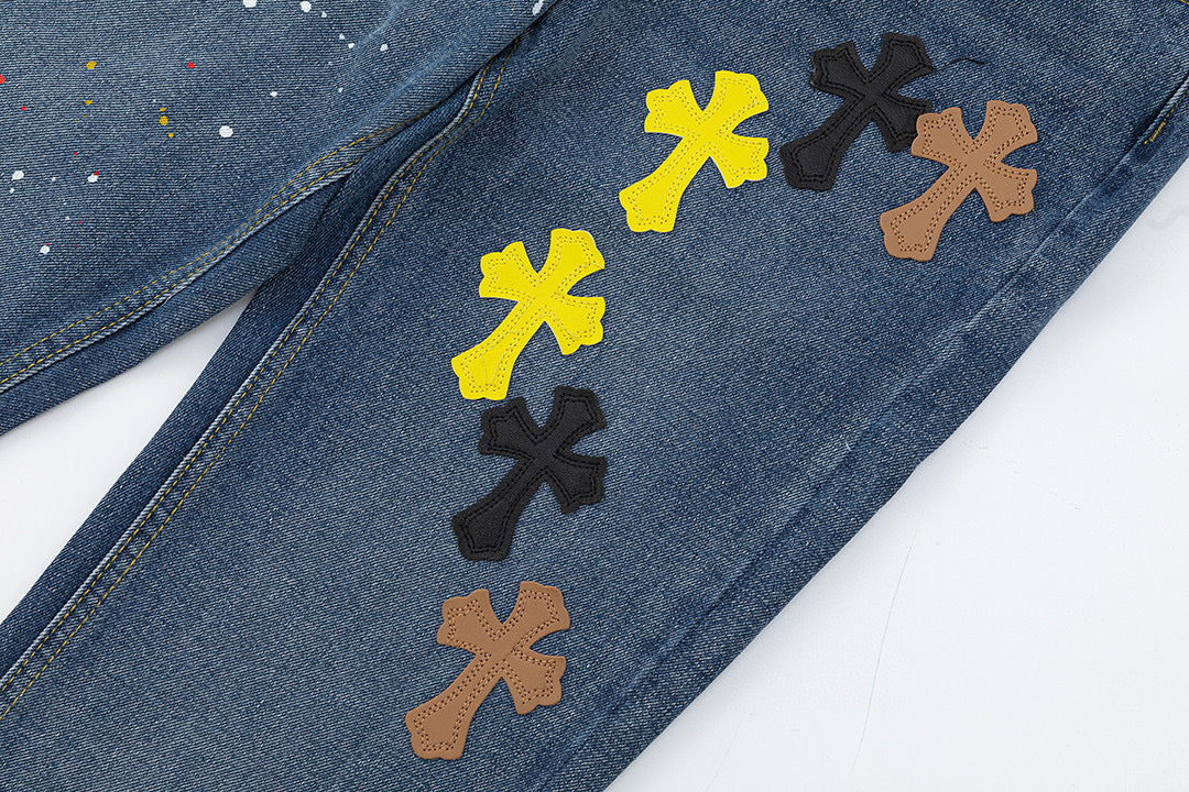 JEANS EN DENIM À PATINS CROISÉS ET CŒURS CHROMÉS