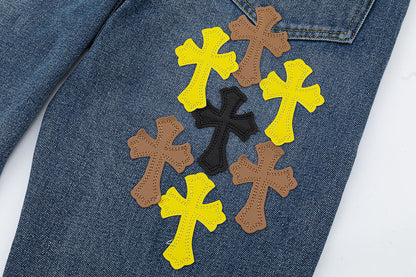 JEANS EN DENIM À PATINS CROISÉS ET CŒURS CHROMÉS