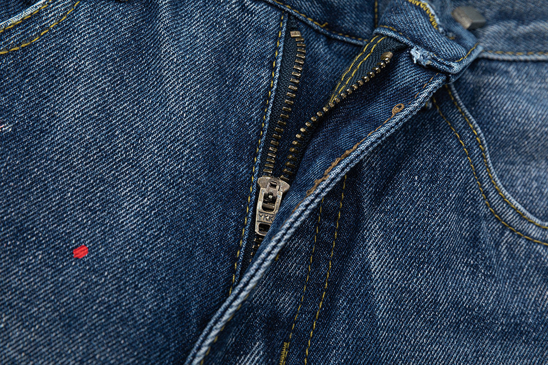 JEANS EN DENIM À PATINS CROISÉS ET CŒURS CHROMÉS