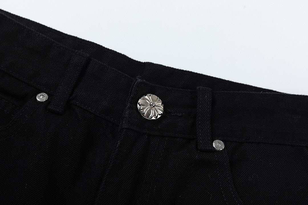 JEAN NOIR À PÂTE EN CROIX JAUNE ET CŒURS CHROMÉS