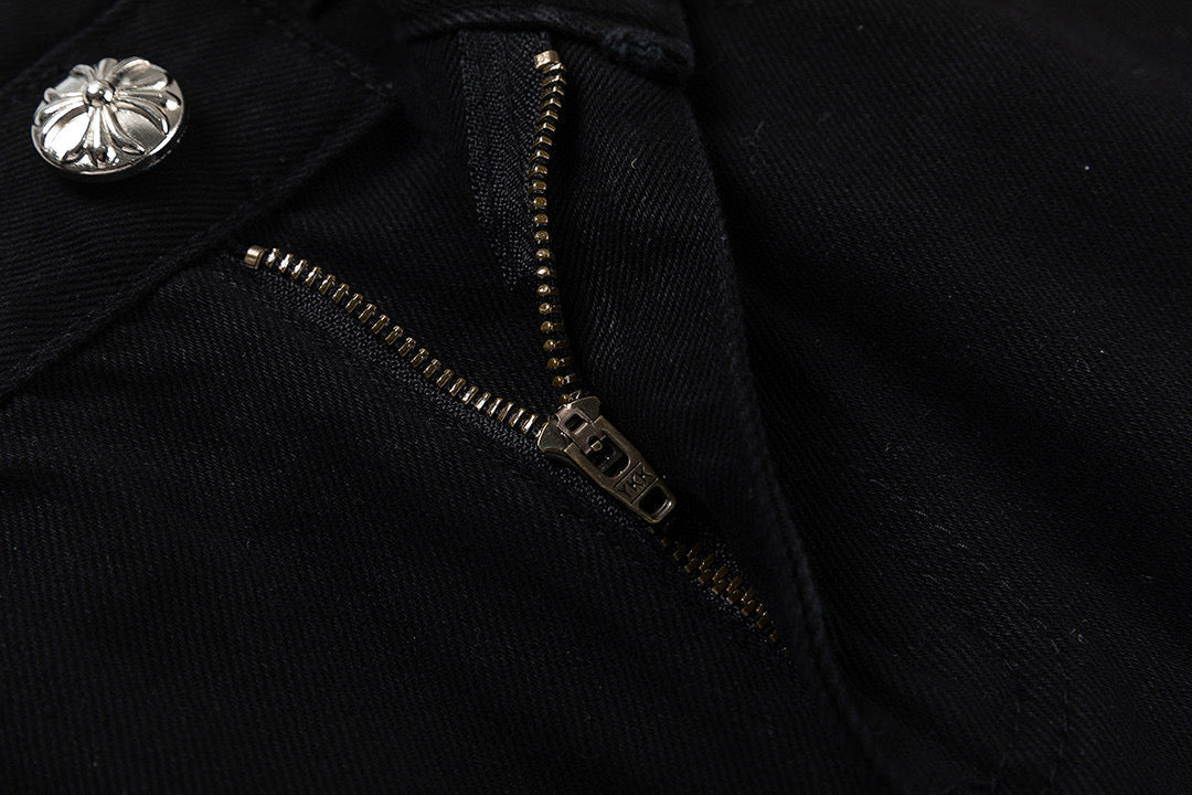 JEAN NOIR À PÂTE EN CROIX JAUNE ET CŒURS CHROMÉS