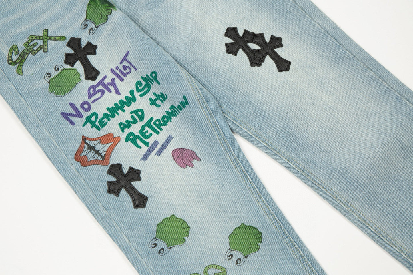 JEANS BLEU BRODÉS AVEC DES CŒURS CHROMÉS