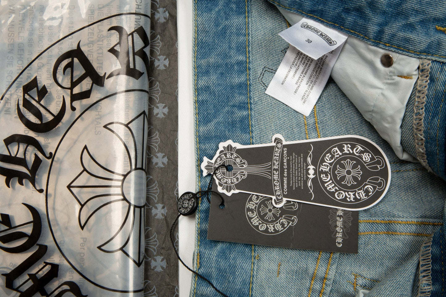 JEANS BLEU BRODÉS AVEC DES CŒURS CHROMÉS