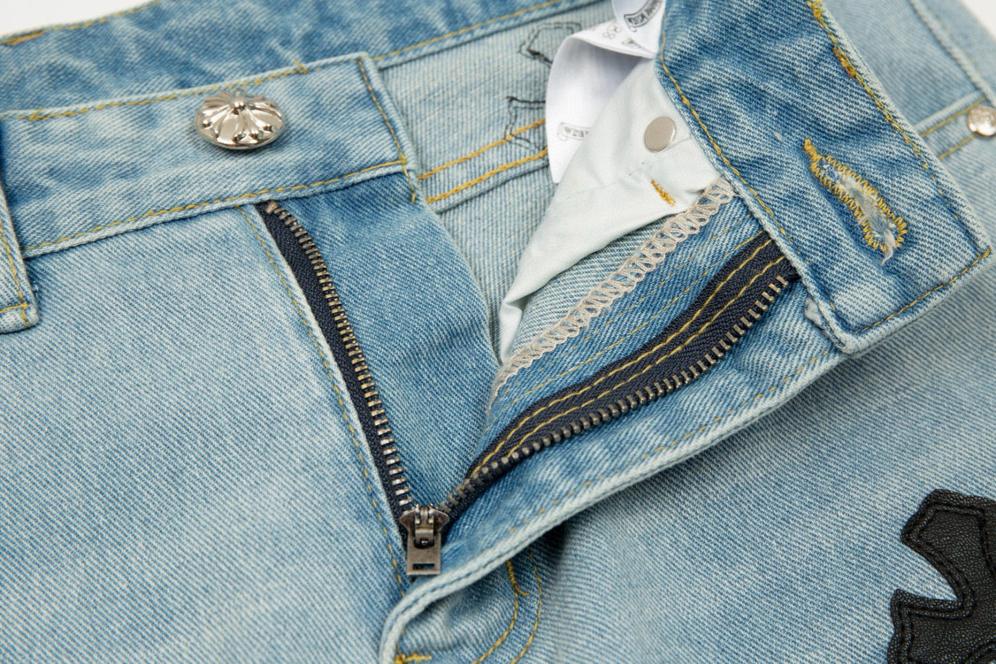 JEANS BLEU BRODÉS AVEC DES CŒURS CHROMÉS