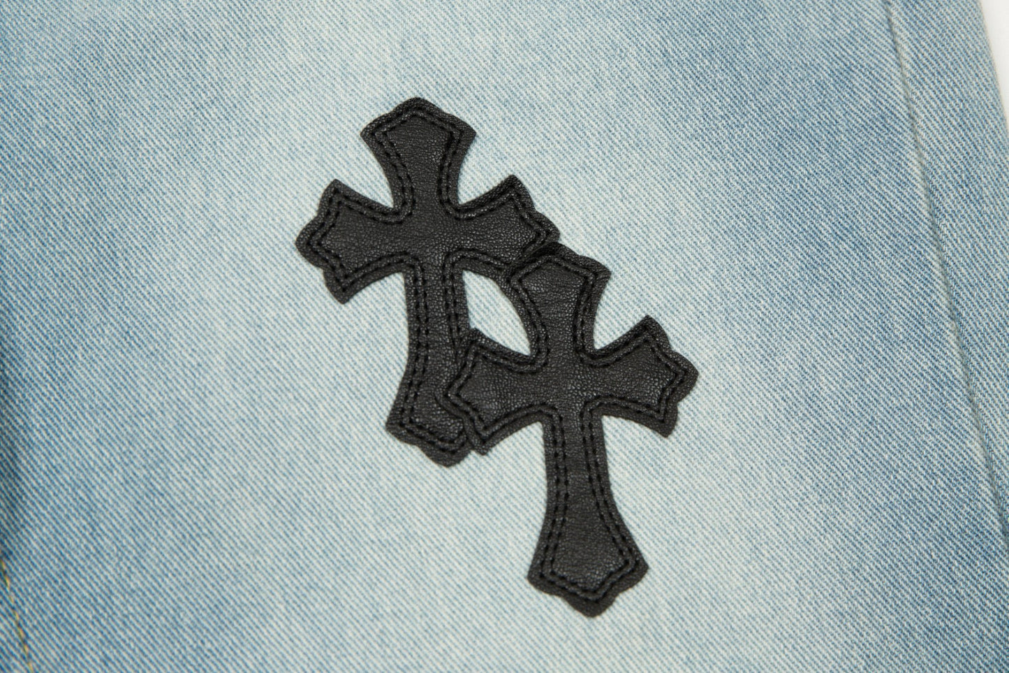 JEANS BLEU BRODÉS AVEC DES CŒURS CHROMÉS