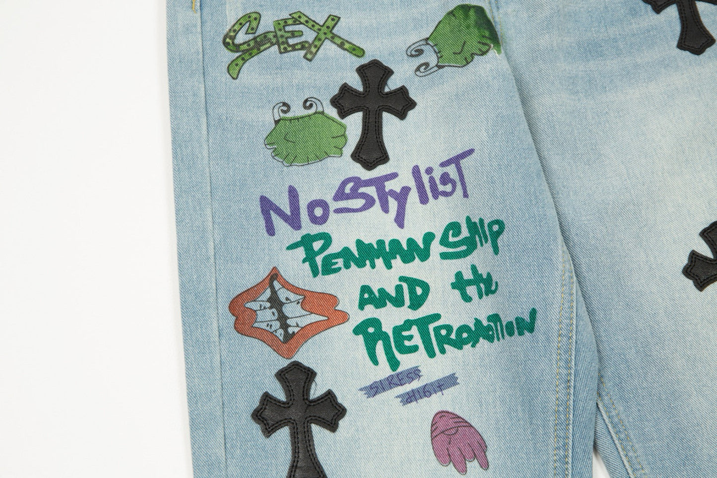 JEANS BLEU BRODÉS AVEC DES CŒURS CHROMÉS