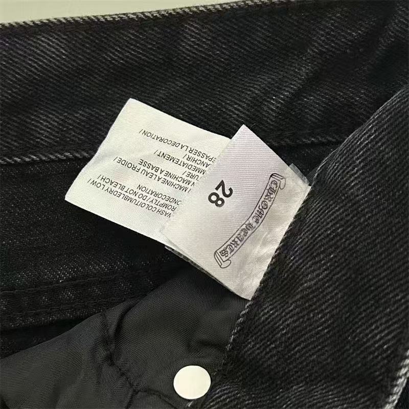 Jean noir à motif cœurs chromés et croix blanche