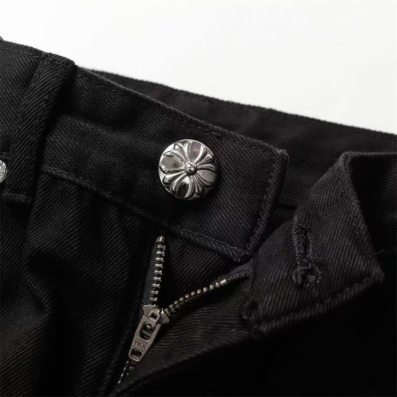 Jean noir à motif cœurs chromés, blanc et jaune, avec écusson en croix.