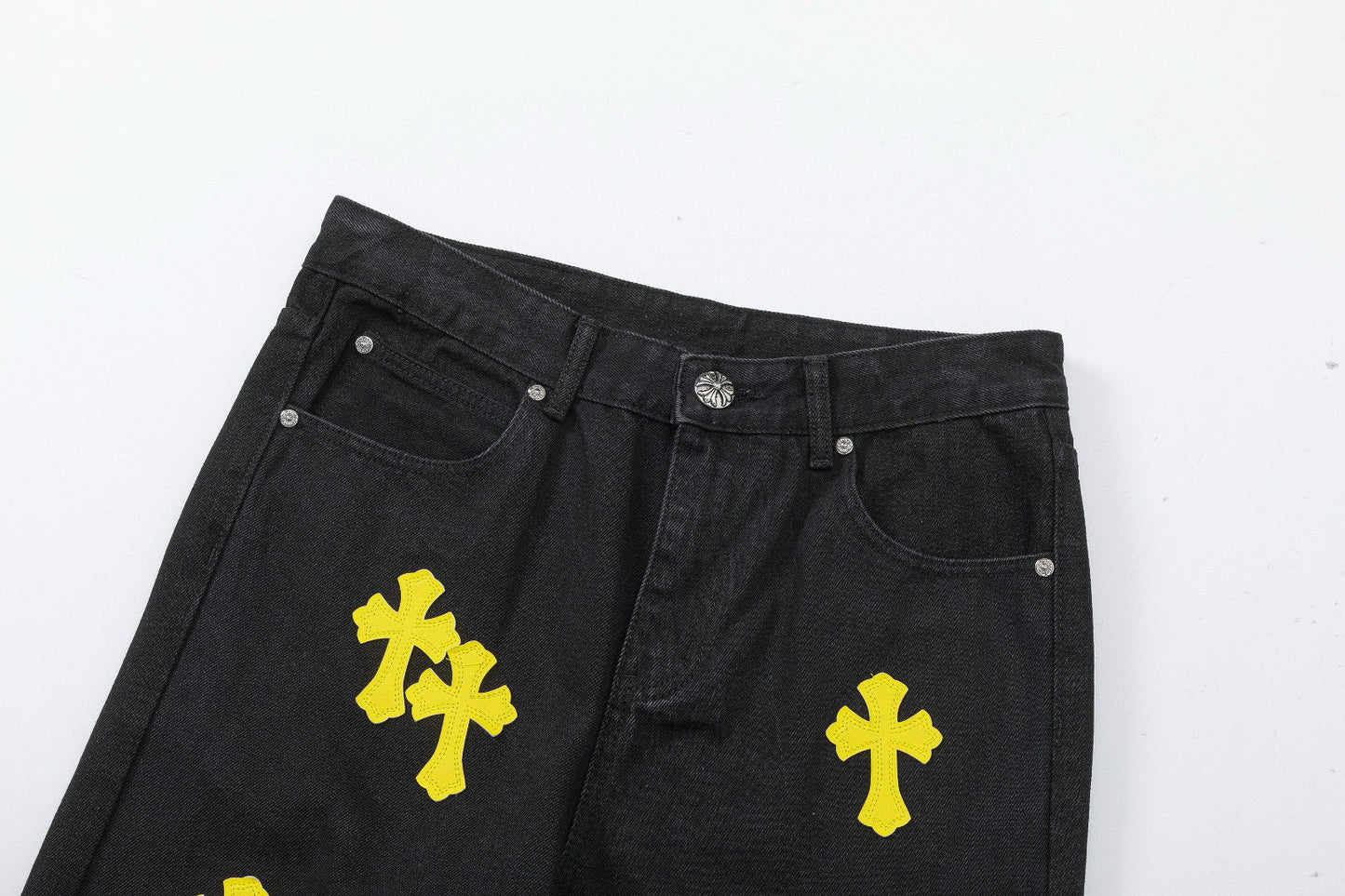 Jean noir à motif cœurs chromés et croix jaune
