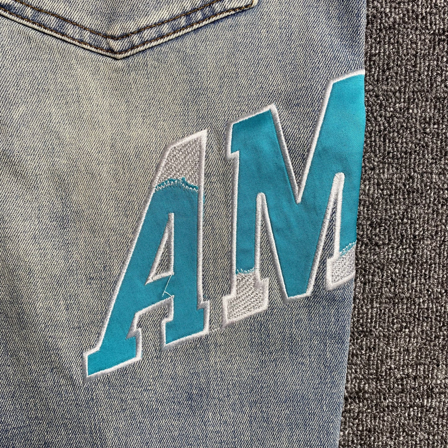 JEANS À LOGO UNIVERSITAIRE AMIRI