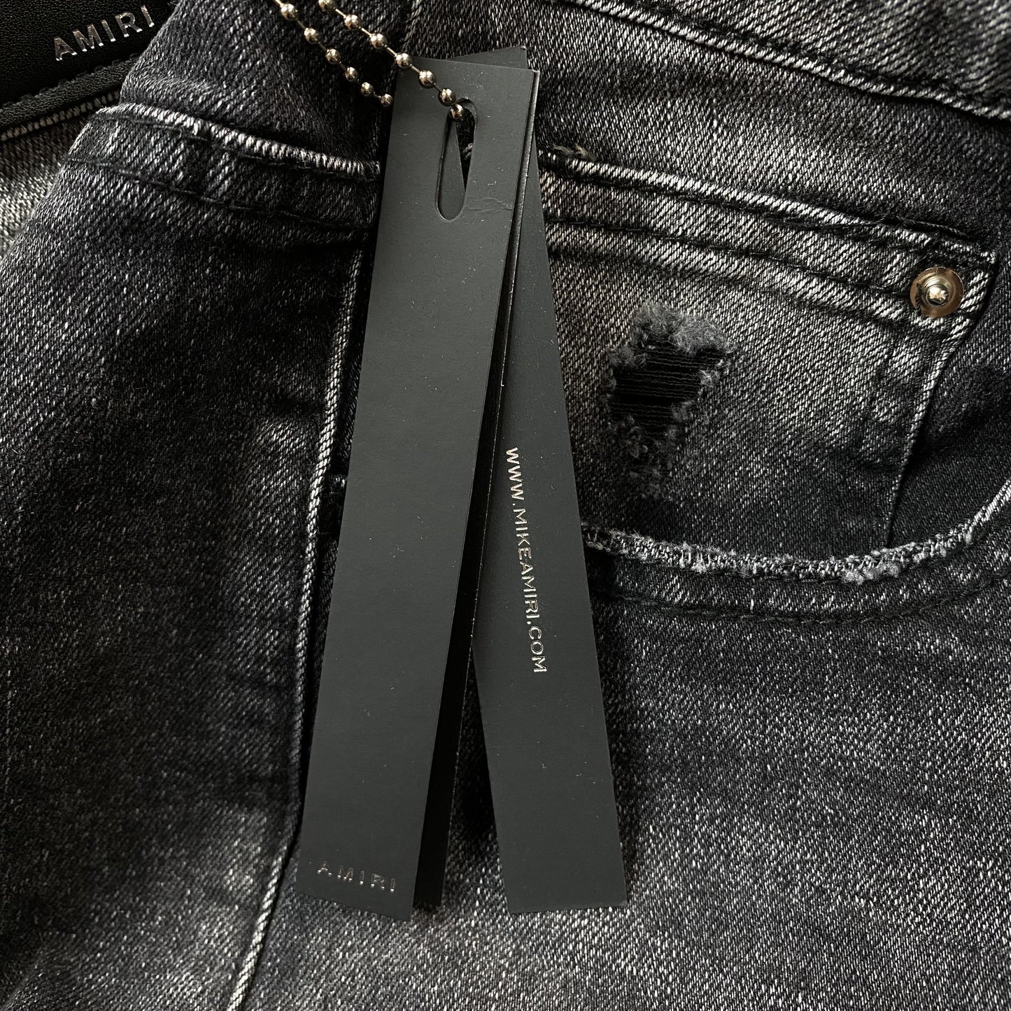 JEANS DE RÉPARATION AVEC LOGO UNIVERSITAIRE AMIRI