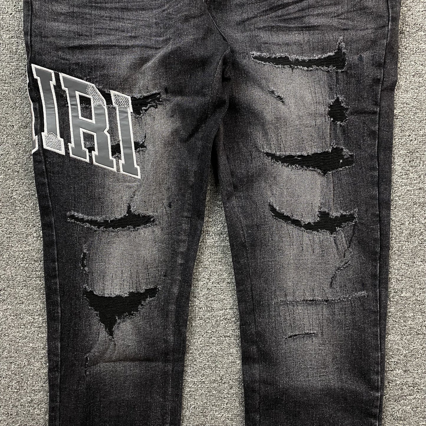 JEANS DE RÉPARATION AVEC LOGO UNIVERSITAIRE AMIRI