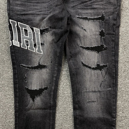 JEANS DE RÉPARATION AVEC LOGO UNIVERSITAIRE AMIRI