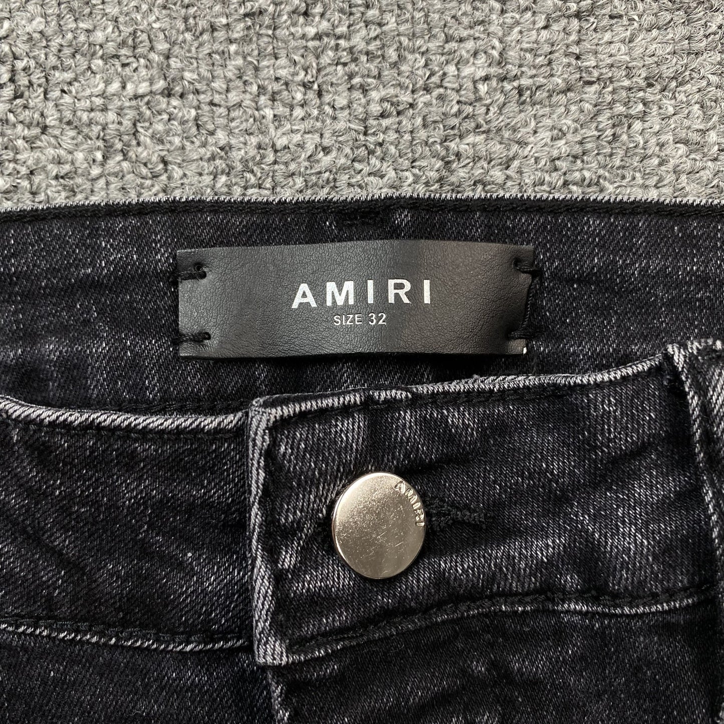JEANS DE RÉPARATION AVEC LOGO UNIVERSITAIRE AMIRI