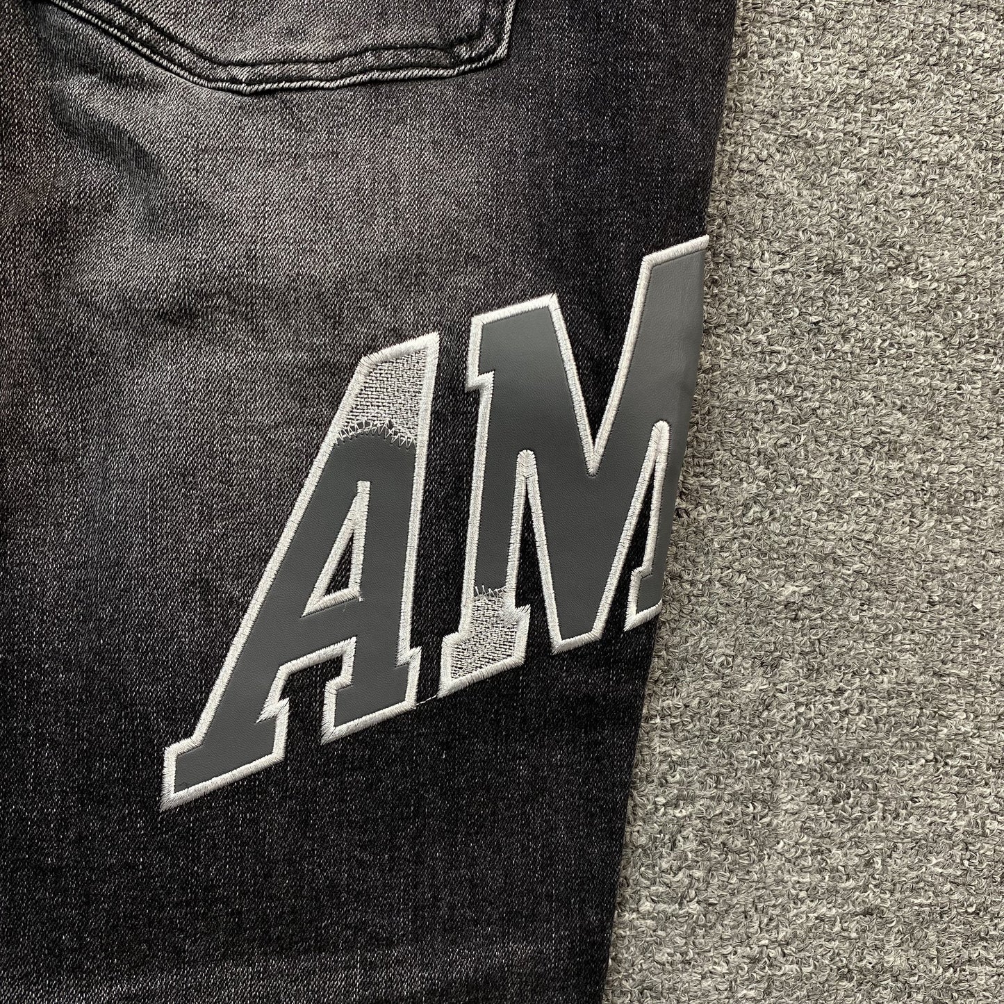 JEANS DE RÉPARATION AVEC LOGO UNIVERSITAIRE AMIRI