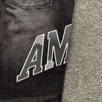 JEANS DE RÉPARATION AVEC LOGO UNIVERSITAIRE AMIRI