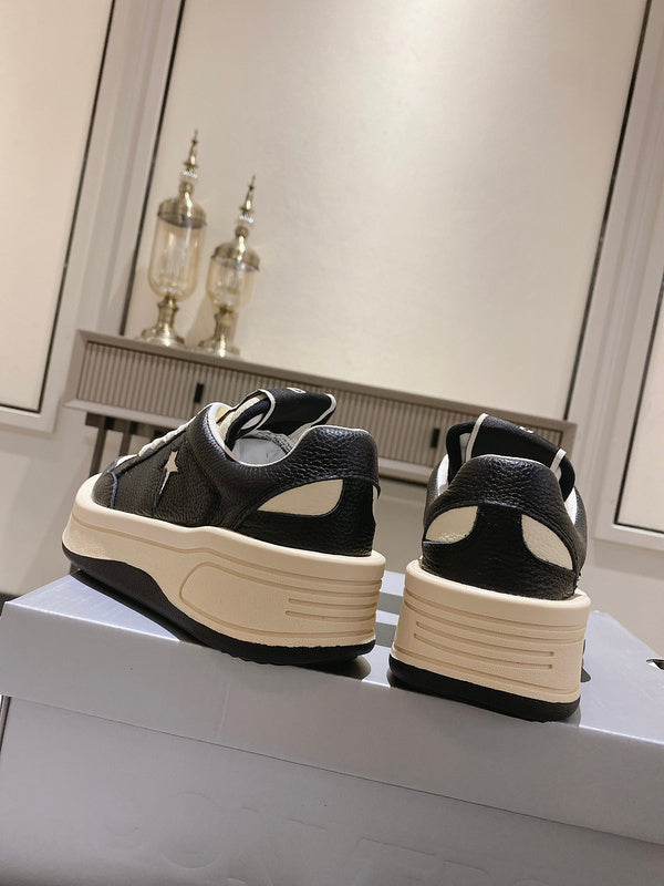 Baskets Golden Goose crème et noires à étoiles