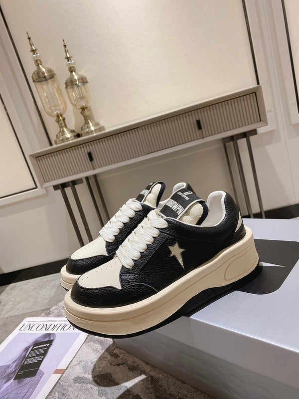 Baskets Golden Goose crème et noires à étoiles