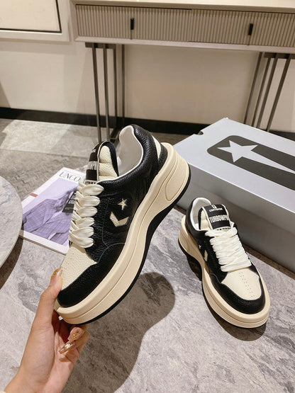 Baskets Golden Goose crème et noires à étoiles