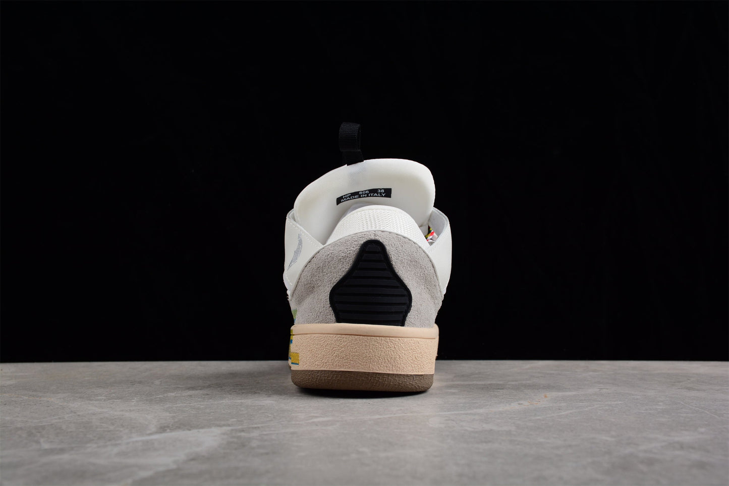 Baskets basses blanches à lacets multicolores