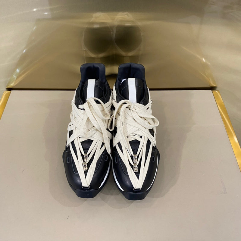 Baskets contemporaines à lacets enroulés