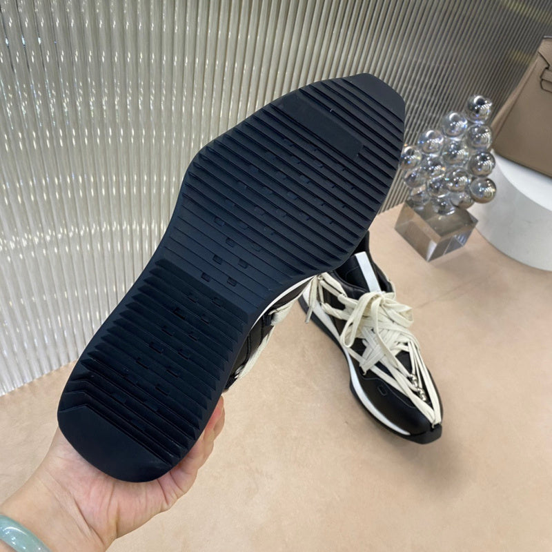 Baskets contemporaines à lacets enroulés