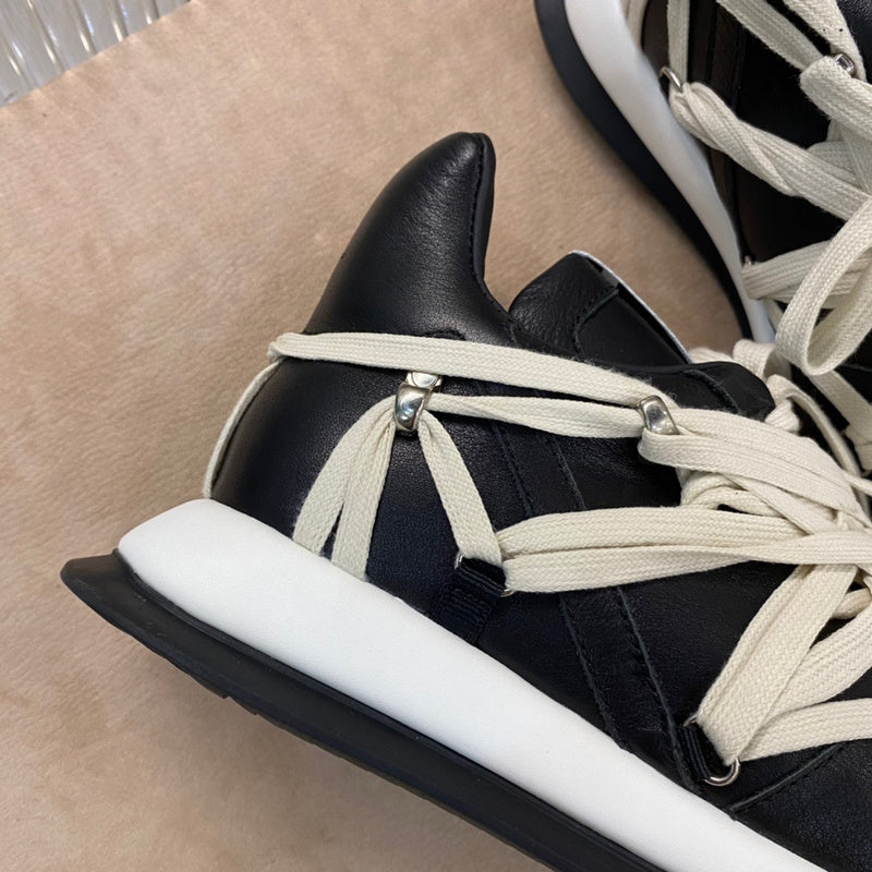 Baskets contemporaines à lacets enroulés