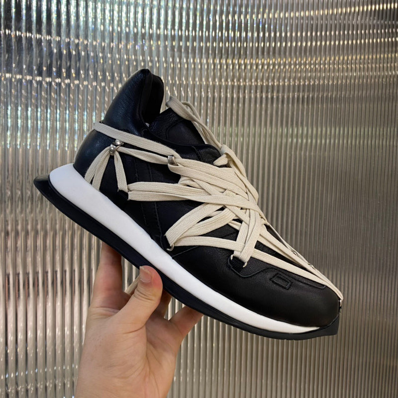 Baskets contemporaines à lacets enroulés