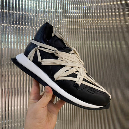 Baskets contemporaines à lacets enroulés