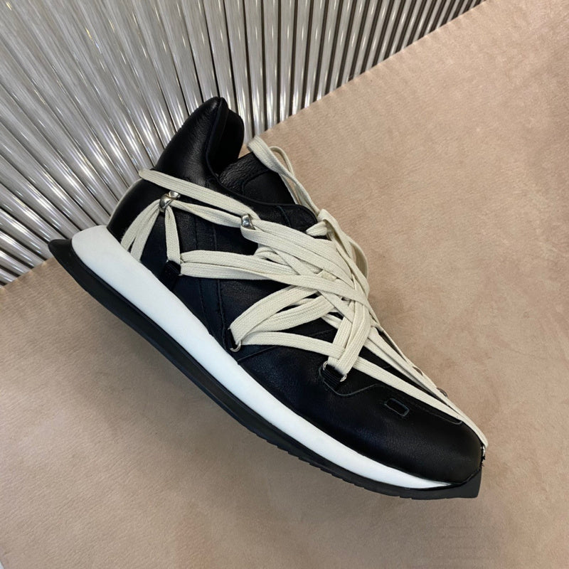 Baskets contemporaines à lacets enroulés