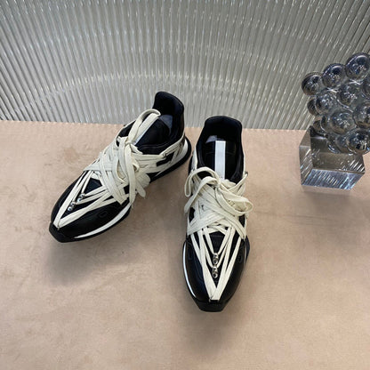 Baskets contemporaines à lacets enroulés