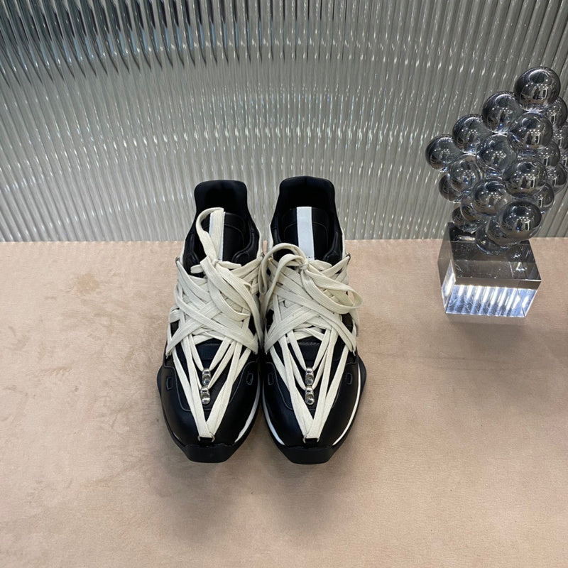 Baskets contemporaines à lacets enroulés