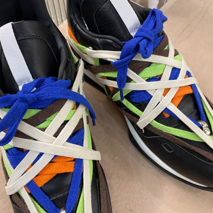 Baskets multicolores à lacets enveloppants