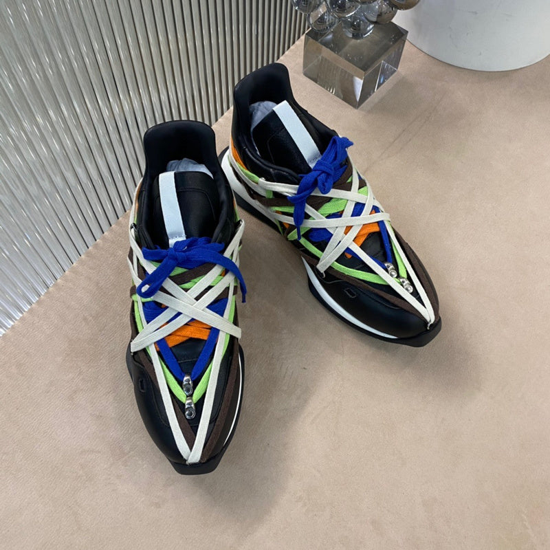 Baskets multicolores à lacets enveloppants