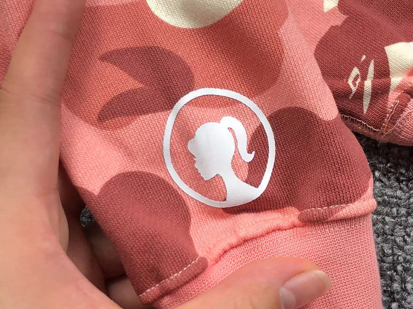 BAPE x BARBIE DOT CAMO SHARK SWEAT À CAPUCHE FERMÉ ROSE