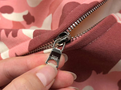 BAPE x BARBIE DOT CAMO SHARK SWEAT À CAPUCHE FERMÉ ROSE