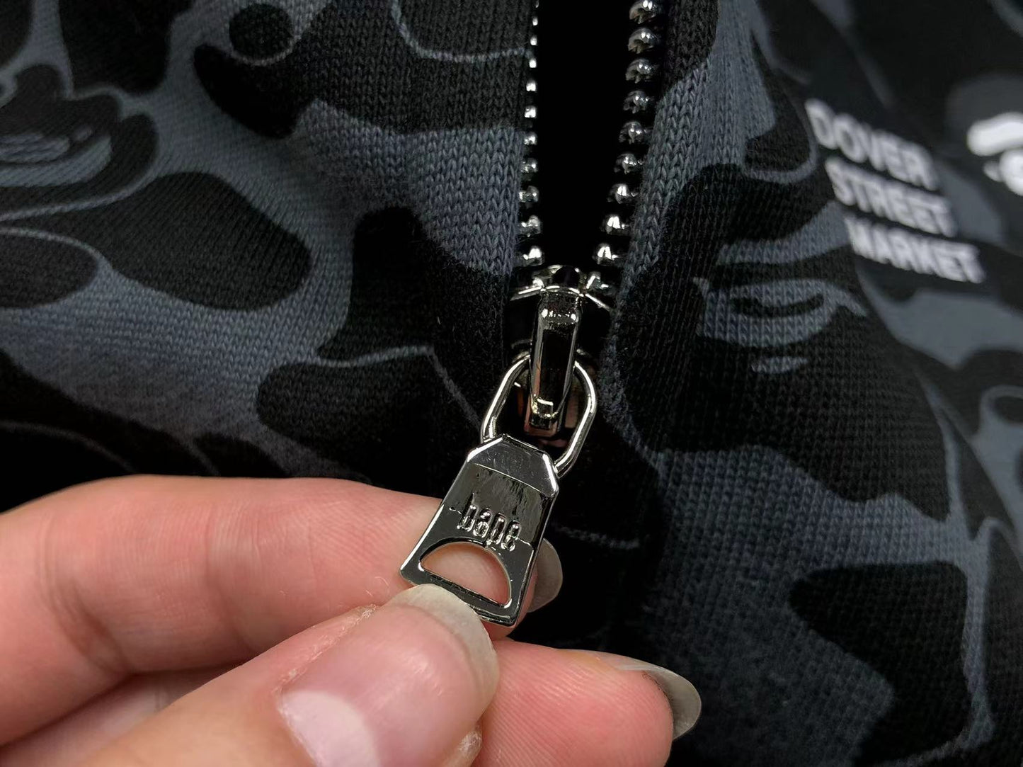 BAPE x DOVER STREET MARKET SPÉCIAL CAMO SHARK SWEAT À CAPUCHE ZIPPÉ NOIR