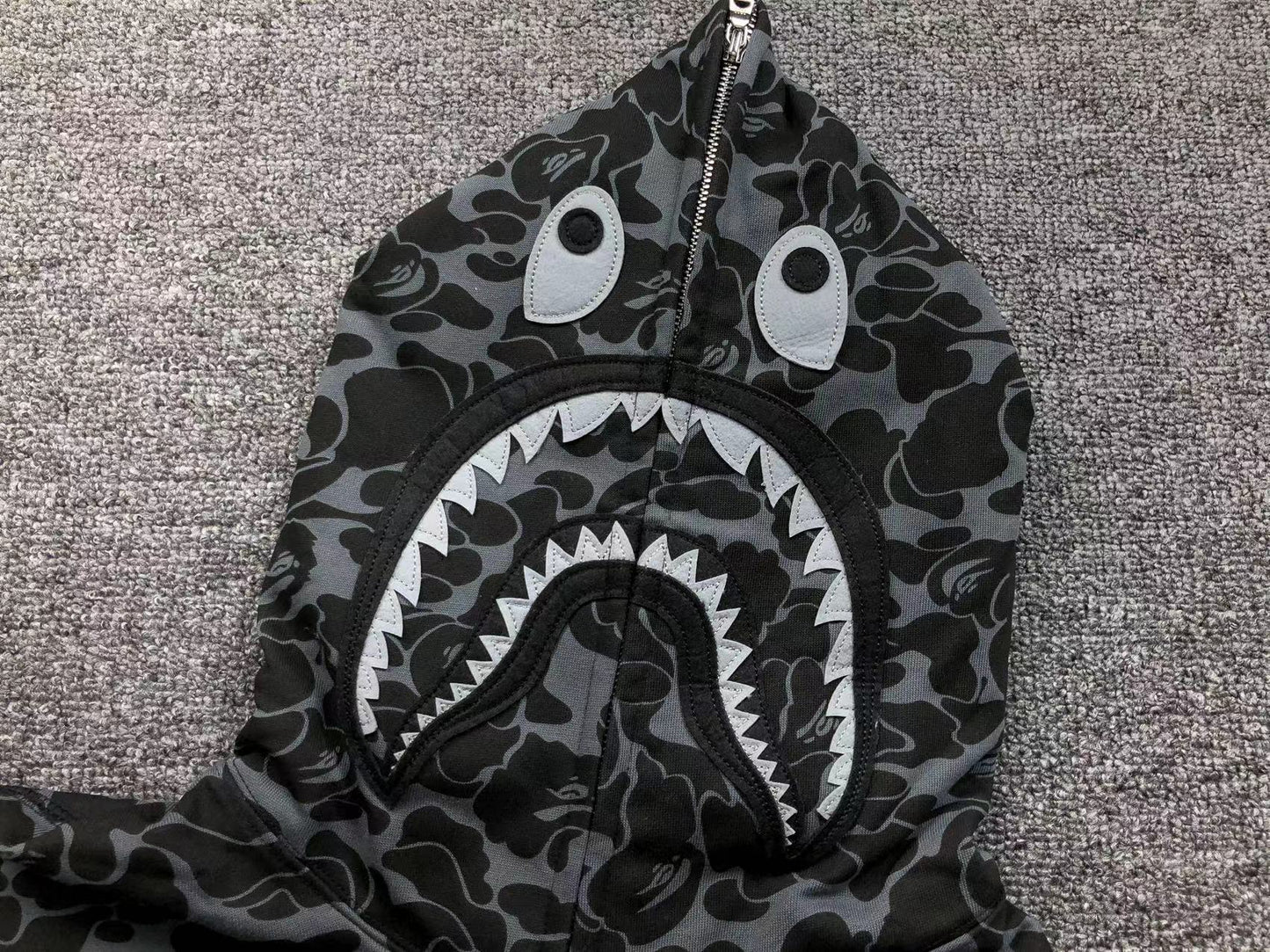 BAPE x DOVER STREET MARKET SPÉCIAL CAMO SHARK SWEAT À CAPUCHE ZIPPÉ NOIR