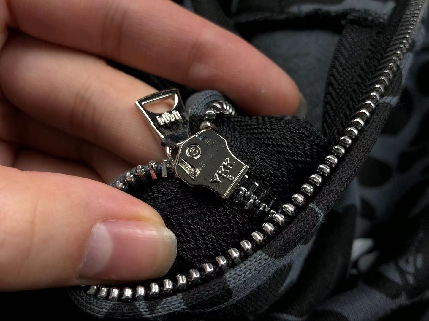 BAPE x DOVER STREET MARKET SPÉCIAL CAMO SHARK SWEAT À CAPUCHE ZIPPÉ NOIR