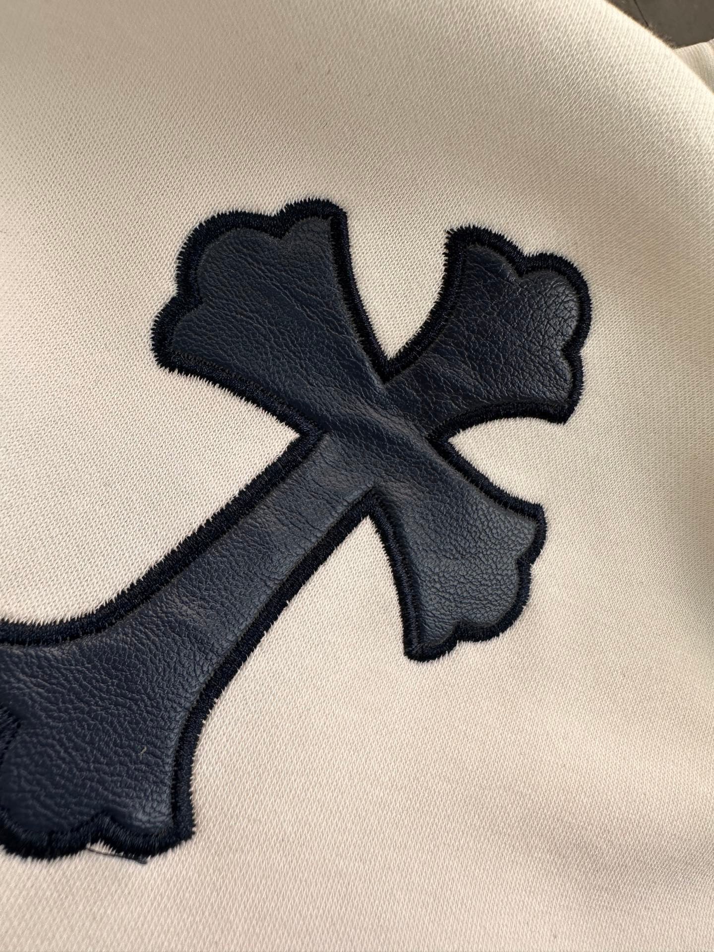 Sweat à capuche blanc à écusson croix noir Chrome Hearts